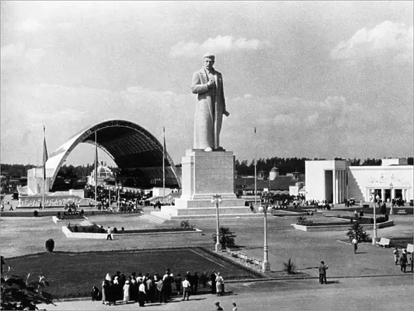 Monument to joseph stalin in front of the mechanization pavillion of the all-union agricultural exhibit in moscow, 1941