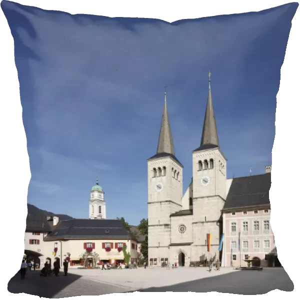 Collegiate church of St. Peter und Johannes der Taeufer and Koenigliches Schloss Berchtesgaden castle, Schlossplatz square, Berchtesgaden, Berchtesgadener Land, Upper Bavaria, Bavaria, Germany, Europe