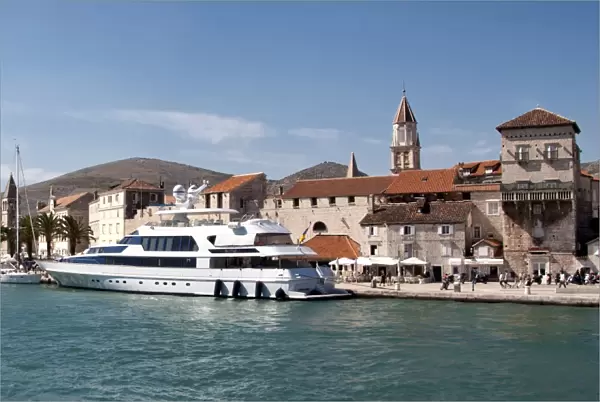 Croatia, Dalmatia, View of seafront harbor, Trogir