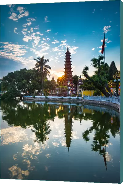 Tr?n Qu?c Pagoda in Hanois West Lake, Vietnam