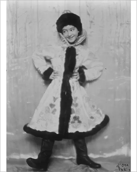 Keeping in memory the picturesque costumes of pre war Russia. Entertainer in Paris