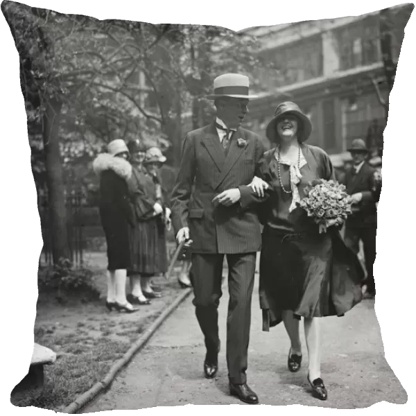 American author weds. Mr Sinclair Lewis and Miss D Thompson leaving the Savoy