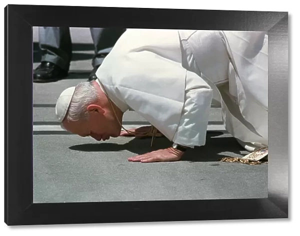 New Zealand-Pope Kisses the Ground