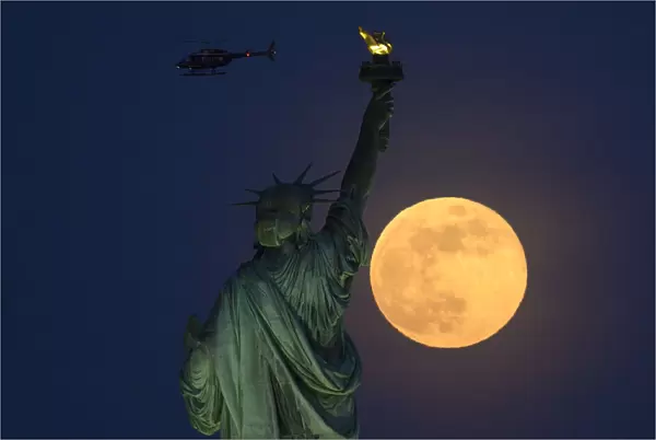Us-Full Moon-Statue