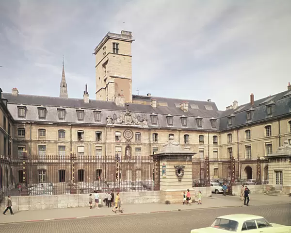 Facade of the Hotel de Ville, the former Palais des Etats de Bourgogne (photo)