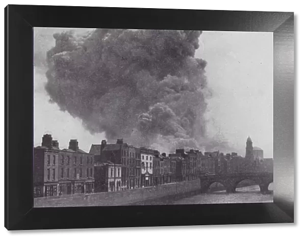 Huge explosion at the Four Courts, Battle of Dublin, Irish Civil War, 1922 (b  /  w photo)