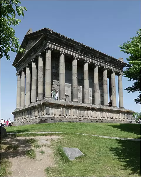 1st century Roman temple of Garni. Ionic and Paine (photo)