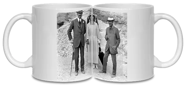 In 1922 Sir Edmund Henry Hynman Allenby and his wife visit the excavations of the tomb of Toutankhamon with the mecene Lord Carnarvon whose financings allowed has Howard Carter to discover the Egyptian treasure of XVIIIeme dynasty in Thebes in