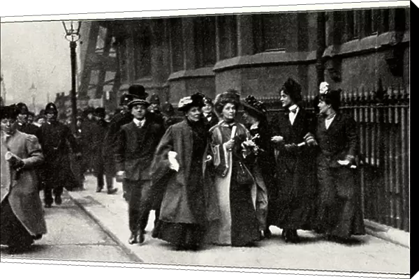 Emmeline Pankhurst carrying a petition from the Third Women's Parliament to the Prime Minister on February 13th, 1908 (b / w photo)
