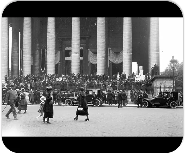 France, Ile-de-France, Paris (75): crowd in front of the House of Deputes, 1919