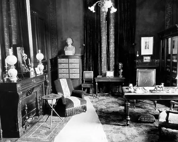 Office of Louis Pasteur (1822-1895) at Pasteur institute in Paris (b / w photo)