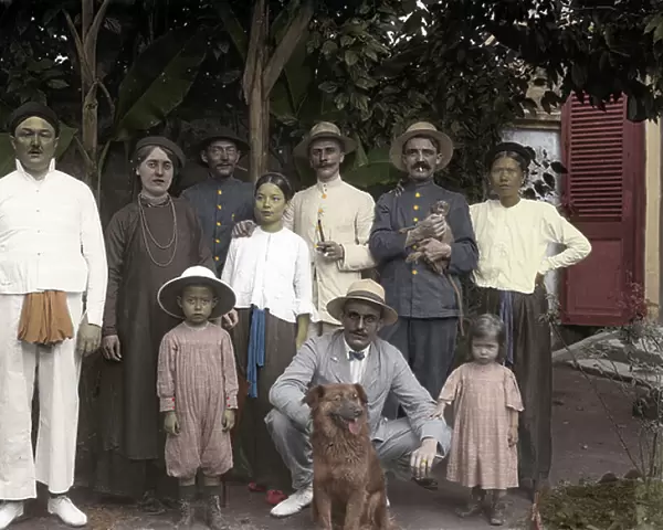 Indochina / Vietnam, Haiphong (Hai phong): European family with employees and monkeys, 1900