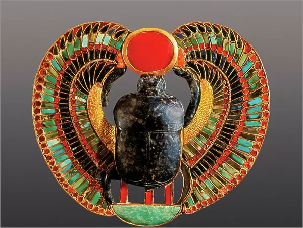 Decoration de pectoral en forme de scarabee (kepri), symbole d'immortalite. Provenant de la tombe de Toutankhamon (Tout-ankh-amon), 1361-1352 av. JC. Le Caire. Musee egyptien. Deir el Bahari (Dayr al-Bahri). Vallee des Rois. Egypte