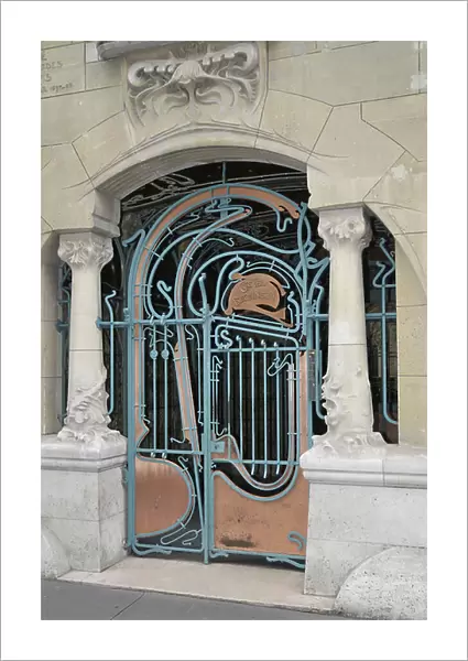 Art Nouveau architecture: view of the entrance door of the Castel Beranger located at 14, rue de la Fontaine in the 16th arrondissement of Paris. Created by architect Hector Guimard (1867-1942) between 1895 and 1898. DR