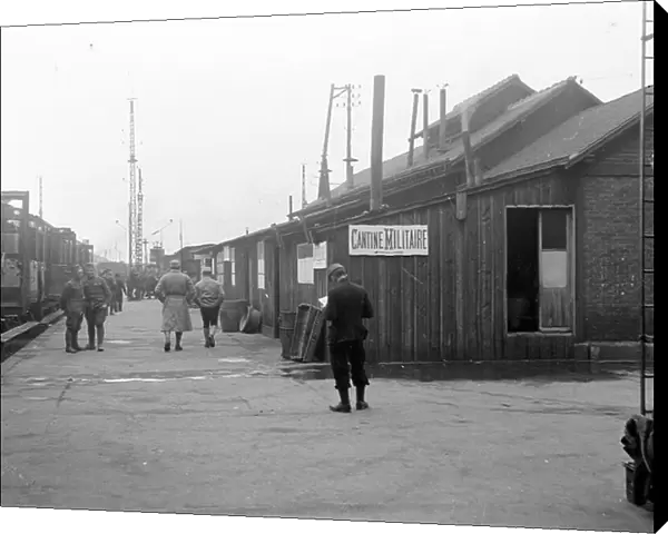 France, Centre, Indre-et-Loire (37), Saint Pierre des Corps (Saint-Pierre-des-Corps): marshalling station, a military canteen, refuelling of soldiers, 1918