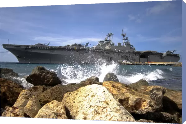 The amphibious assault ship USS Kearsarge visiting the Netherlands Antilles for the