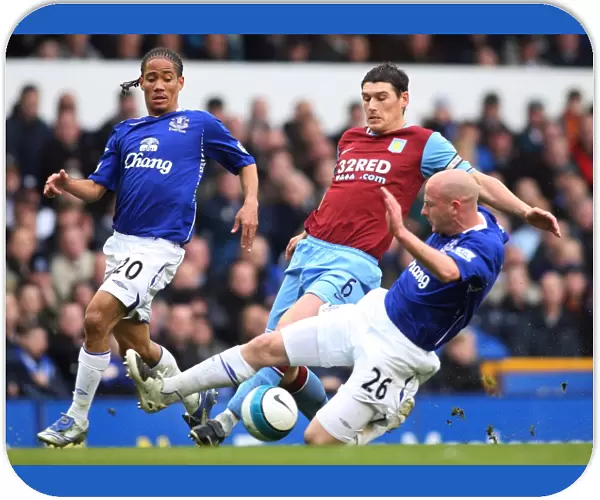 Football - Everton v Aston Villa Barclays Premier League - Goodison Park - 27  /  4  /  08 Evertons Lee Carsley (R) in action with Gareth Barry of Aston Villa (C) as Steven Pienaar (L) looks on Mandatory Credit: Action Images  /  Scott Heavey Livepic NO O