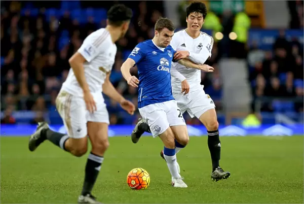 Battle for the Ball: Seamus Coleman vs. Ki Sung-yueng - Everton vs. Swansea City, Premier League