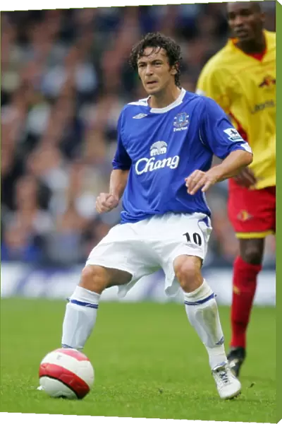 Everton's Simon Davies in Action: Mastering the Ball