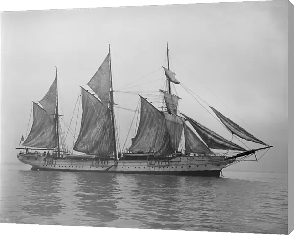 The steam yacht Wanderer (later named Vagus ) hoisting sails