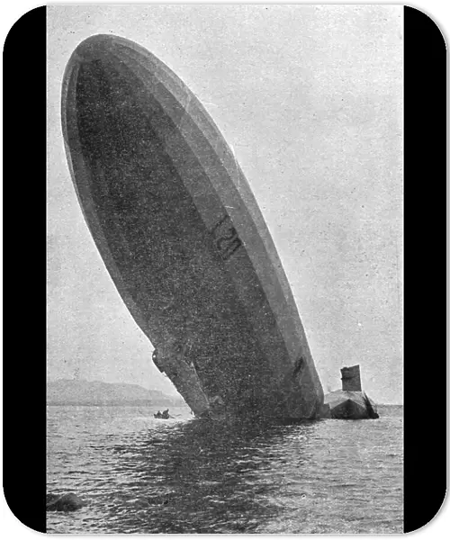 Trois Zeppelins detruits en trois jours. Le 'L20' dans un fjord de Norvege; L'avant dresse... 1916 Creator: Unknown. Trois Zeppelins detruits en trois jours. Le 'L20' dans un fjord de Norvege; L'avant dresse... 1916 Creator: Unknown