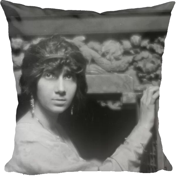 Gonzalez, Carmen de, portrait photograph, 1913 July 12. Creator: Arnold Genthe