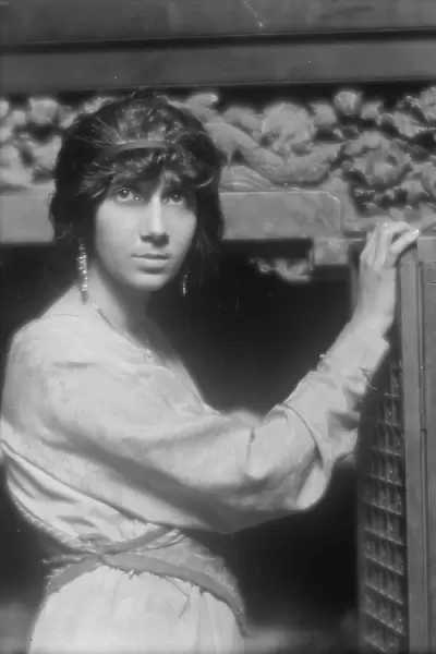 Gonzalez, Carmen de, portrait photograph, 1913 July 12. Creator: Arnold Genthe