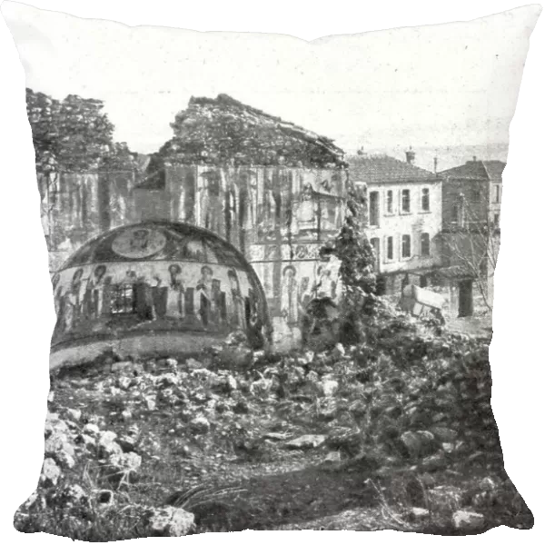 De Florina a Monastir; ruines de l'eglise d Ekchisou, 1916. Creator: Unknown