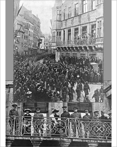 Les Americains dans le Luxembourg; A Luxembourg, sur le balcon du Palais, aux cotes... 1918. Creator: Unknown