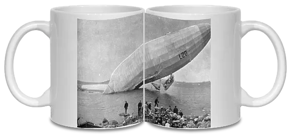 Echoue sur la cote Norvegienne; En derivant, le zeppelin est venu a la cote; dans la chute, sa nace Creator: Unknown