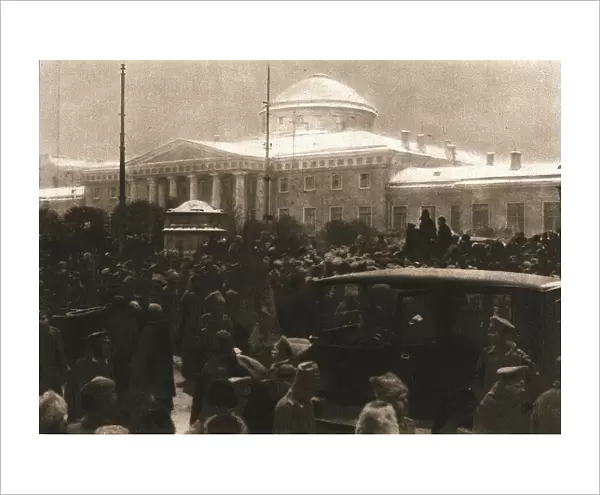 La Revolution Russe; La foule devant le Palais de Tauride, le 14 mars 1917. Creator: Unknown