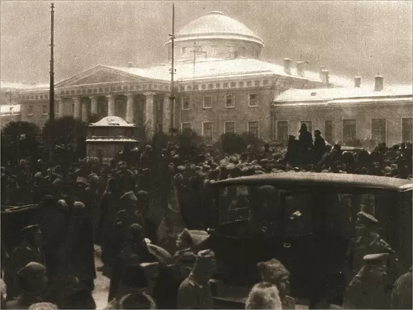 La Revolution Russe; La foule devant le Palais de Tauride, le 14 mars 1917. Creator: Unknown