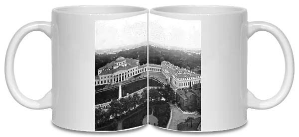 Au Palais de Tauride; Le palais de Tauride, siege de la Douma et centre de la revolution... 1917. Creator: Unknown