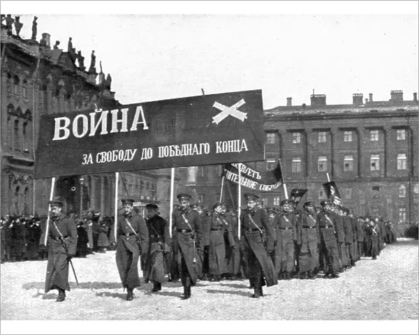 Les Soubresauts de la Russie; Un groupe d'eleves artilleurs parcourt la ville en cortege... 1917. Creator: Unknown