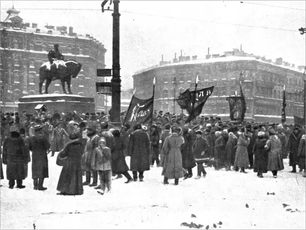 La Revolution Russe; Les premieres manifestations sur la place Znamenskaia, a Petrograd... 1917. Creator: Unknown