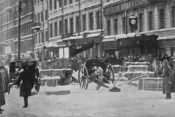 La Revolution Russe; Le 12 mars 1917: canons de campagne derriere une barricade sur... 1917. Creator: Unknown