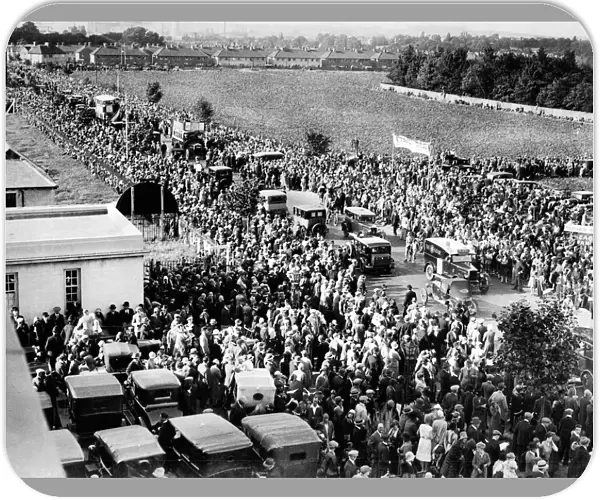 Crowds gather near Croydon aerodrome to welcome Amy Johnsons homecoming from Australia 1930