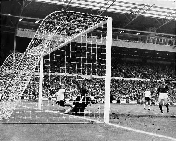 1966 World Cup Final : England v West Germany (4-2) - Martin Peters scores
