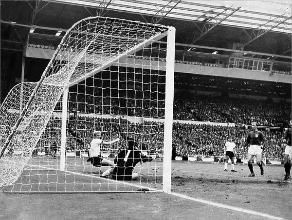 1966 World Cup Final : England v West Germany (4-2) - Martin Peters scores