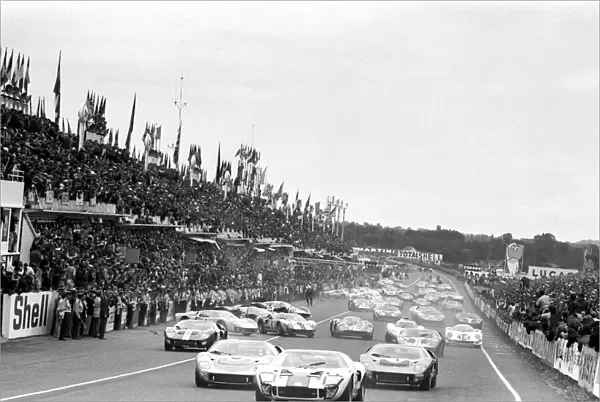 Le Mans 24 Hour Race: The start of the race is carried out in the traditional manner with the drivers running to their cars