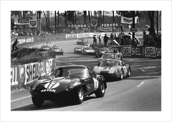 1964 Le Mans 24 Hours: Peter Lumsden  /  Peter Sargent, retired, leads a group of cars at the start, action