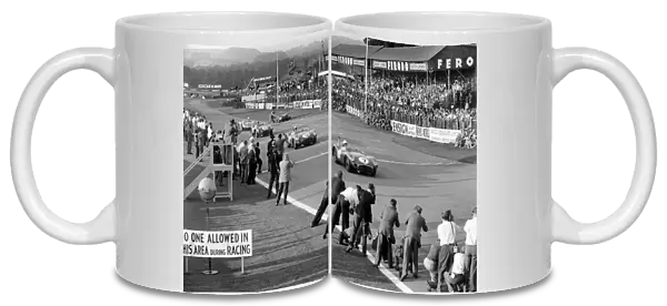 1958 RAC Tourist Trophy: Stirling Moss  /  Tony Brooks, 1st position, leads Jack Brabham  /  Roy Salvadori, 2nd position, across the finish line, action