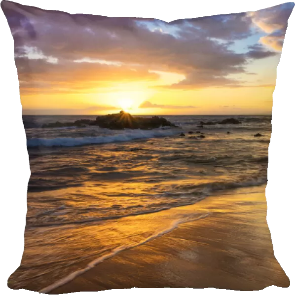 A golden sunset at Ulua Beach, Maui, Hawaii, USA