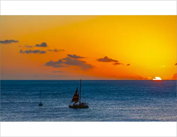 Sunset over the ocean, Waikiki Beach, Honolulu, Oahu, Hawaii, USA