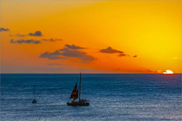 Sunset over the ocean, Waikiki Beach, Honolulu, Oahu, Hawaii, USA