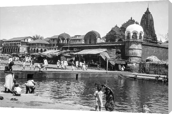 World War One photographs in Iraq (Mesopotamia) and surrounding areas. British Royal Engineers. Soldiers on the way home from war in Iraq stop off at Nashik, India. Typical river scene with lots of people walking into town, people bathing and washing; Nashik, Maharashtra, India
