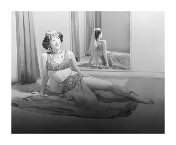 Samia Hakim Algerian Dancing Girl March 1952 C1690  /  1