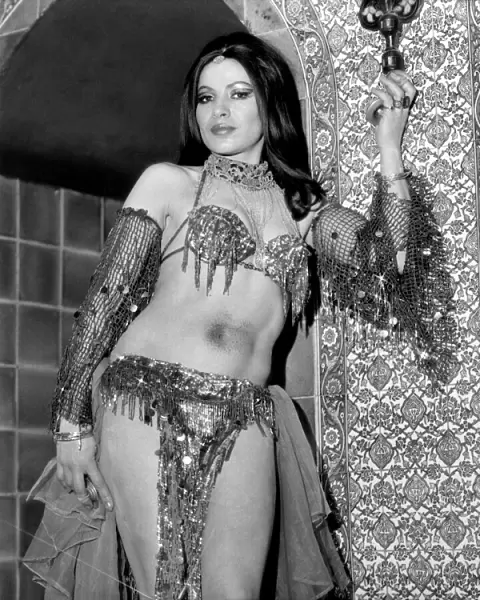 Belly Dancer Soraya Ravensdale. December 1974 74-7550-004