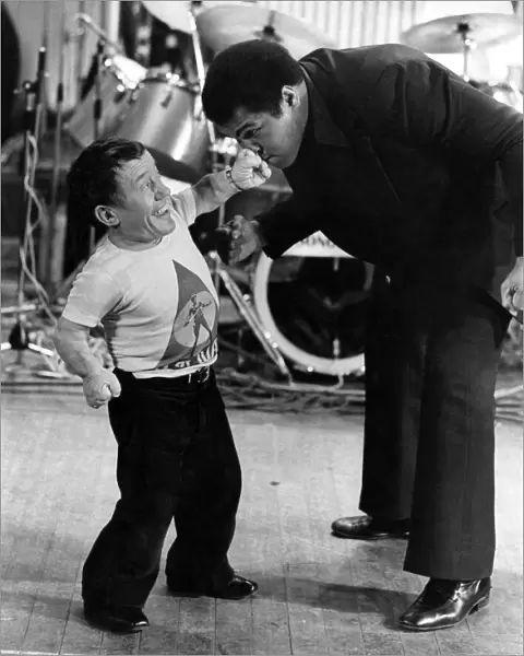 Star of the film star warI Kenny Baker lands a good punch on Ali nose