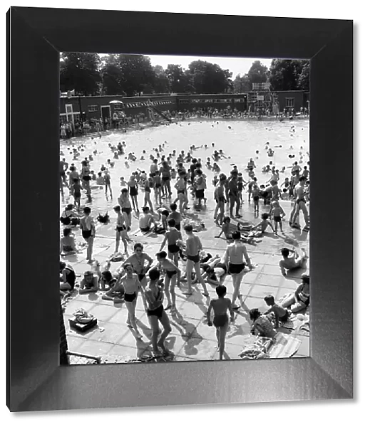 Whitsun bank holiday crowds flock to the Brockwell Lido
